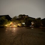 大和 - 閑静な集落を抜けた場所にある趣のあるお店です。ふんわり浮かぶファサード。料亭のよう。