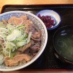 Horumonya Dan - ランチの人気メニュー、牛もつ煮丼。鮮度抜群のモツを使った煮込みは絶品です！