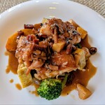 ビストロ ル・ボントン - 鶏モモ肉のソテー きのことベーコンのフォンドヴォーソース