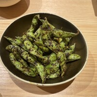 鴨ときどき馬 神保町本店 - 黒七味をまぶした枝豆　ちょっと辛いだけ