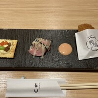鴨ときどき馬 神保町本店 - 突き出し:カナッペ、鴨のロースト、右側は鴨のミニメンチ