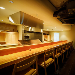 目に見えない空気にまで配慮した居心地のよいカウンター