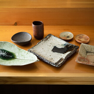 舌で味わうだけでなく愛でる楽しみも。料理が映える秀逸な器