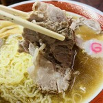 三吉屋 - 塩気の効いたチャーシュー、麺、スープと合う