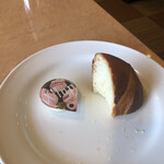 フォルクス - ブレッドバーのラインナップは ホテルブレッド、 クロワッサン、 生食パン、 フランスパン、 塩枝豆パン、よもぎブレッド、レモンクリーム。からのマーガリンとホテルブレッド