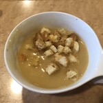 フォルクス - コーンポタージュお代わりしてクルトンいっぱい入れてみた（糖質制限おじさんなのに）