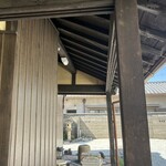 楽時屋 - 軒下にいます。