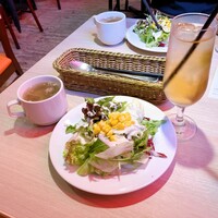 表参道 バッカス - シーザードレッシング美味しい鶏出汁のスープも