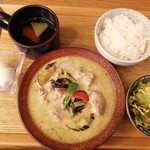 プーケットオリエンタル - 鶏肉と茄子のグリーンカレー