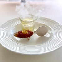 リストランテ　ウミリア - マグロにトリュフの香りを付けた卵黄をのせています。