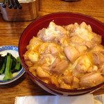 鳥焼 辰の字 - 親子丼です。漬物と味噌汁が付きます。味噌汁にはお揚げさんが入ってます。熱いです。