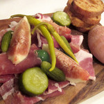 とり白レバーのムースとパルマの生ハムいちじく添え