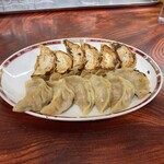 ぎょうざや - 上:焼きぎょうざ　下:にんじんぎょうざ