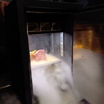 318288527 - 【私のお勧めは】自家熟成 田村牛の塊焼き
