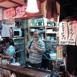 Teppan Izakaya Yumehana - カウンターから厨房。到着したばかりで未だ私服の工藤店主（H26.8.22撮影）