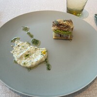 RISTORANTE OZIO - いわしの塩麹マリネ ベーコンとポテトのガトー　白ワインに漬け込んだレーズン ソース・レムラード