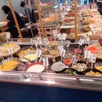 漁港食堂 - ご飯や粗汁スペースに冷蔵ケース