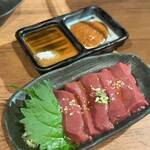 炭火焼肉 たけのうち 本店 - 生レバー焼き
