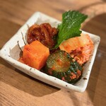炭火焼肉 たけのうち - キムチの盛り合わせ