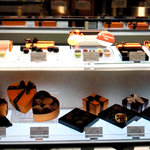 アルデュール 東京駅グランスタ店 - こちらはバレンタイン商品の並ぶショーケース。