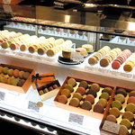 アルデュール 東京駅グランスタ店 - 色とりどりのマカロンが並びます。