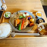キッチン椎の実 - 料理写真:●国産若鶏の唐揚げ特製黒酢たれランチ　1,380円

●抹茶のバスクチーズケーキ　400円

●アイスコーヒー（ランチ時デザートを頼むと無料❗️）

合計　1,780円　を注文してみた