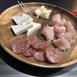 MAHO堂 - 生ﾊﾑとﾁｰｽﾞの盛合わせ