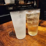 ぼうず - クラフトレモンサワー(左)とスパイスの女王、カルダモンのスパイスハイボール