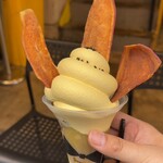 芋栗パーラー ブリキトタン - 芋ソフトパフェ 税込850円（R7.5時点）