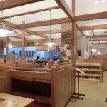 Komedako Hite N - 分煙の広い店内。