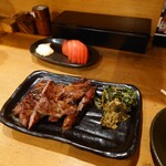 牛舌炭燒　仁 - 牛タン4枚　冷やしトマト