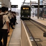 Café & Buffet UmiShima Dining - 前回は7月でまだ2階に開通していませんでしたが、8月3日から開通。朝の通勤通学風景(8時台)です。私はまだ乗った事がなかったので思わず乗ろうかと(^^;