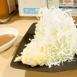 とんかつ そら - キャベツ（トリュフドレッシング）とタルタルサラダ