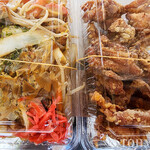 テイクアウト　おふくろ - 料理写真:焼きそばととりの唐揚げ。