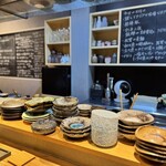 筵 - 色んな器がお出迎え〜黒板のメニュー見るだけでワクワクする♪