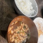 炭火焼肉 桜花 - ご飯と赤だし