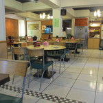 好公道の店 金鶏園 - お店は一階が厨房になっていて此処を抜けて階段で2階に上ると意外とゆったりとした清潔感いっぱい客席が現れます。 
      