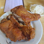 好公道の店 金鶏園 - 先ずは後輩が一階で見つけた鶏モモの唐揚げがどうしても食べたいと言うので注文です。
            
             私はこれは後の料理を考えて後輩に任せスルーしました。
            
