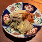 京都 和牛料理 一石三鳥 - キムチとナムルの盛り合わせ