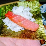 丸山鮮魚店 - 海苔に少量の酢飯をのせて、中とろと一緒にパクリ あっ一美味しい