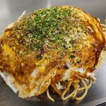 お好み鉄板焼き博貴 - 肉玉そば(税込880円)
・茹で生細麺(磯野製麺所)
・オタフクソース(フルーティーな甘さ)
・焼き方:押さえない
・焼き上がりの形:丸い焼き上がり
・鉄板orお皿で食べるのが標準 