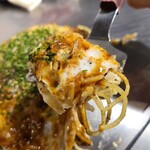 お好み鉄板焼き博貴 - オタフクソースのフルーティーな甘みがベースの味わい
予め茹でてあった生中太麺は両面を焼き、パリッとしており、豚バラ肉の旨みも感じます
千切り甘藍はボリュームは少なめですが、若干の甘みを感じました