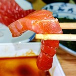 丸山鮮魚店 - 中とろをパクリ、脂がのっていておいしいですね