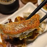再来軒 - お料理①焼き餃子(税込600円)
            表面がガリッとして芳ばしいというかやや焦げぽい、豚肉&韮の餡、肉汁の旨みと韮の組合せが良い感じです