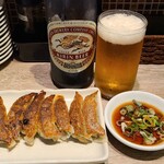再来軒 - お料理①焼き餃子(税込600円)
            表面がガリッとして芳ばしいというかやや焦げぽい、豚肉&韮の餡、肉汁の旨みと韮の組合せが良い感じです
            お酒①キリンラガービール(瓶ビール、麒麟麦酒)(税込750円)
