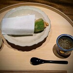 温石 - 甘長唐辛子の米粉揚げには、生シラスの漬けを詰めながらいただきます。大好きな一品。アレ?何か詰まってるとキョトキョトしていると、ヤイト鰹の心臓の米粉揚げでしたww