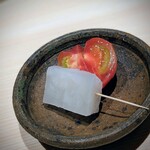 温石 - 蜂蜜葛氷とトマト。菊川の古くからある「葛シャリシャリ」というアイスキャンディのオマージュ。不思議な食感。葛シャリシャリ、食べたくなった。