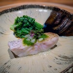 温石 - 焼津のノドグロの蒸煮　発酵エシャレットに採れたてベビー紫蘇の実。60度程の温度で水分を閉じ込め、蒸すように茹で上げるとの事。蕩けるような食感です。ポン酢をかけたレタスしゃぶしゃぶが良く合いました。