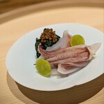 温石 - 甘く口当たり良く、でも弾けるジンドウ烏賊。裏には1ミリ毎に隠し包丁が入っていました。