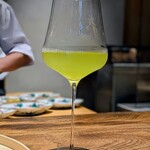 温石 - 杉山さんの目の前に座るとトキメキもMax。
      落ち着きなさいと言うように、いつものようにワイングラスで冷緑茶をご用意下さいました。
      香りを吸い込んで深呼吸。